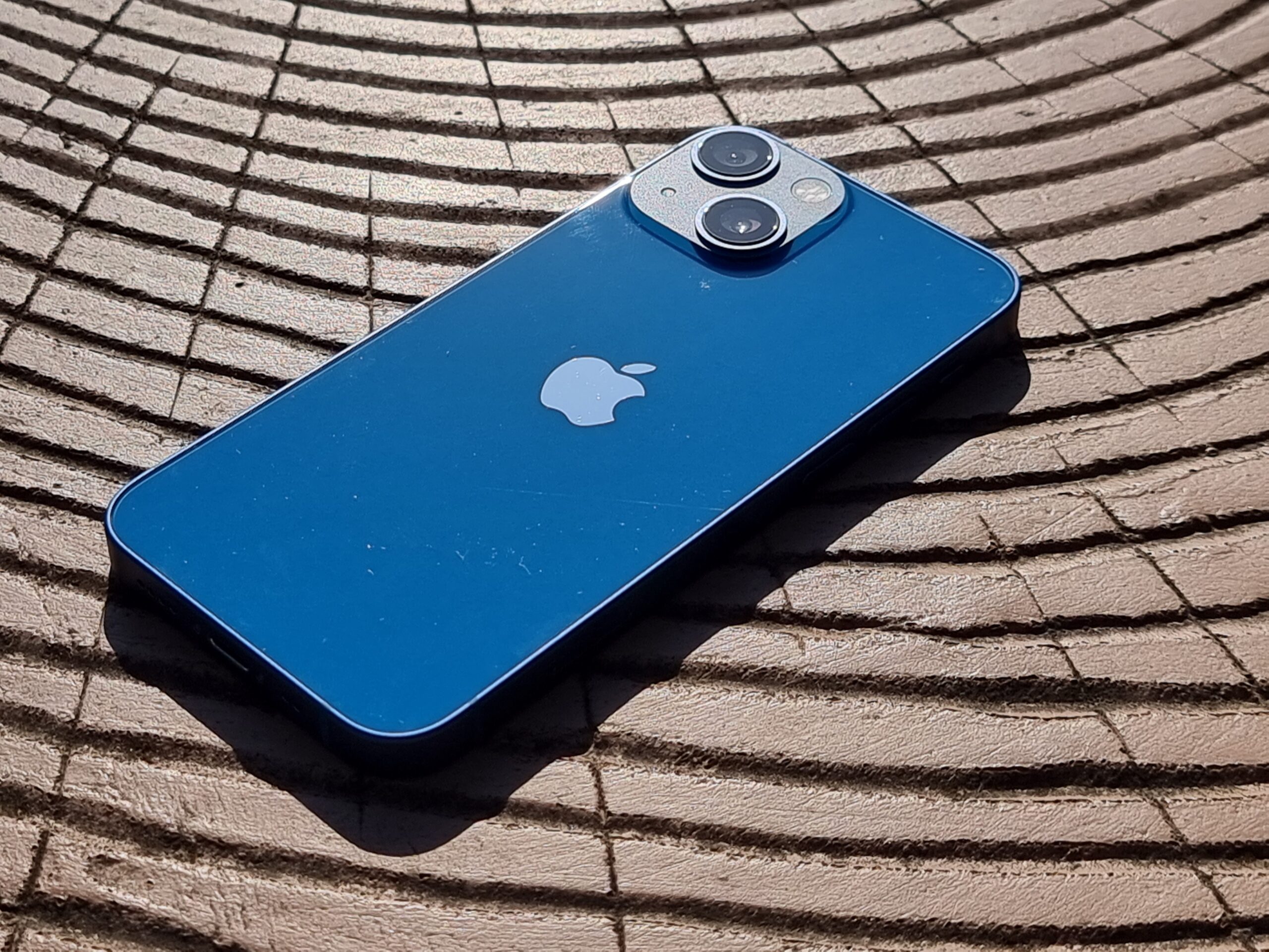 iPhone 13 mini レビュー シネマティックモードが新しい手のひらに